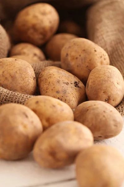 Batatas Não Descascadas Frescas Rústicas Uma Mesa Madeira — Fotografia de Stock