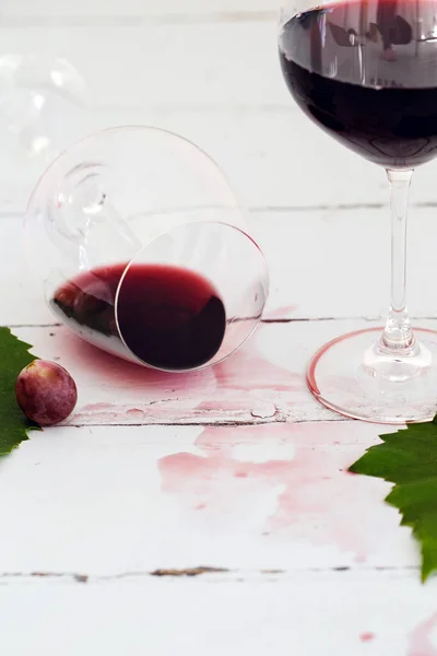 Glas Rött Vin Med Druvor Ett Träbord — Stockfoto