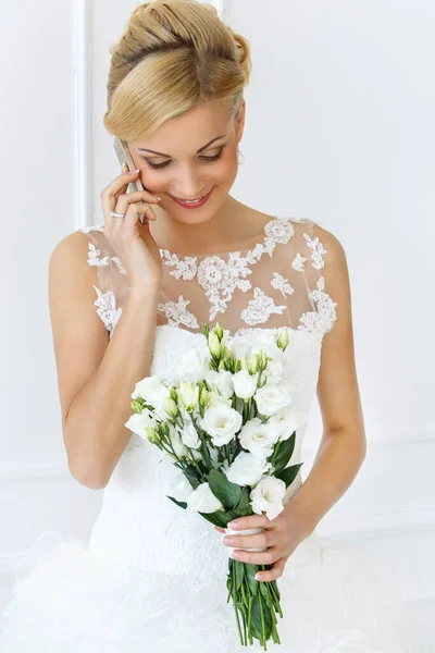 迷人的新娘 有漂亮的花束和手机 — 图库照片