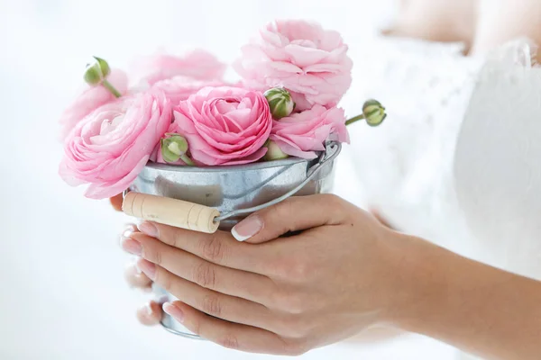 Casamento Noiva Atraente Segurando Pote Com Belas Rosas — Fotografia de Stock