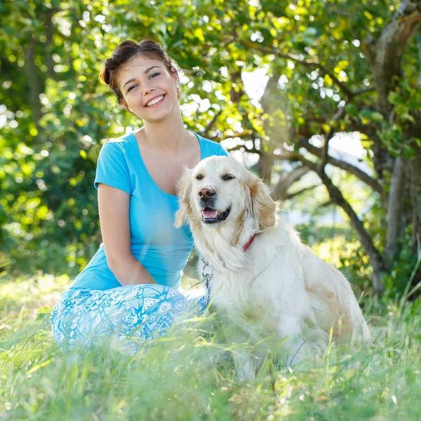 Menina Bonito Vestido Azul Com Cão Adorável — Fotografia de Stock