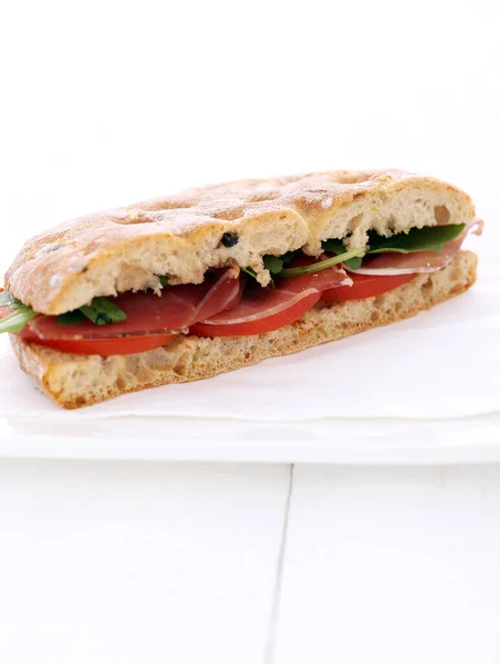 Nahaufnahme Bild Von Einem Leckeren Sandwich Auf Weißem Hintergrund — Stockfoto