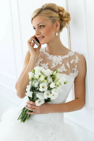 迷人的新娘 有漂亮的花束和手机 — 图库照片