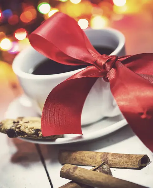 新年の贈り物だ テーブルの上においしいブラックコーヒー — ストック写真