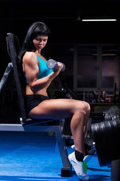 Schöne Muskulöse Frau Mit Dunklen Haaren Trainiert Einem Fitnessstudio — Stockfoto