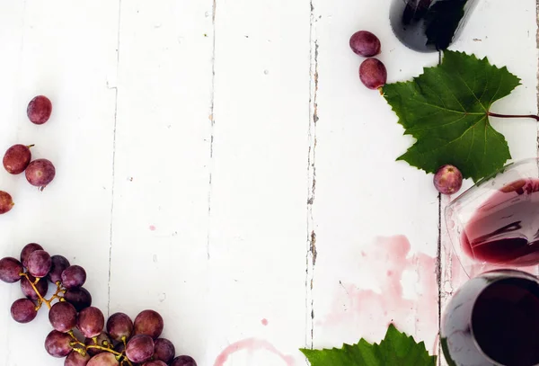 Glas Rött Vin Med Druvor Ett Träbord — Stockfoto