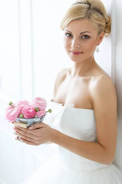 Bröllop Attraktiv Brud Håller Kruka Med Vackra Rosor — Stockfoto