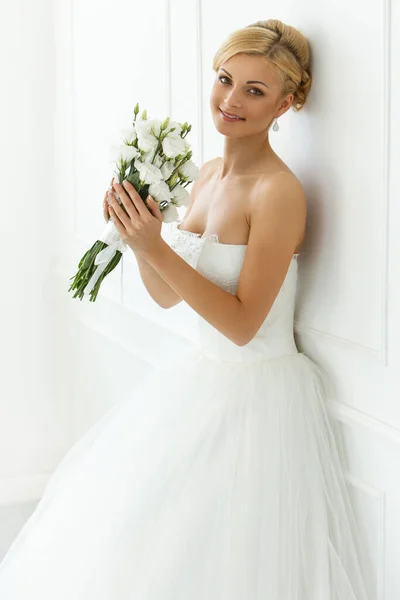 漂亮的花束吸引人的新娘 — 图库照片