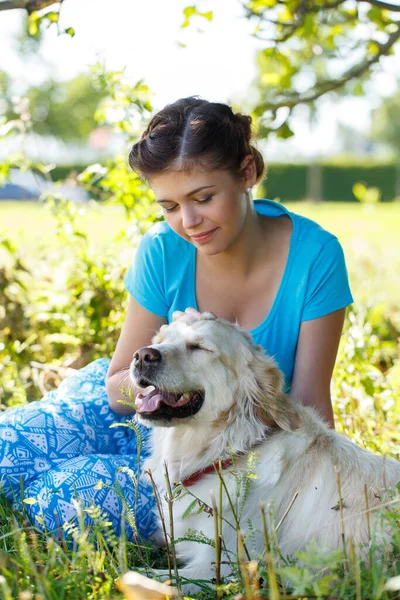 Aranyos Lány Kék Ruhában Imádnivaló Kutyával — Stock Fotó