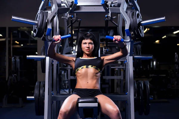Mulher Bonita Muscular Com Cabelo Escuro Trabalhando Posando Ginásio — Fotografia de Stock