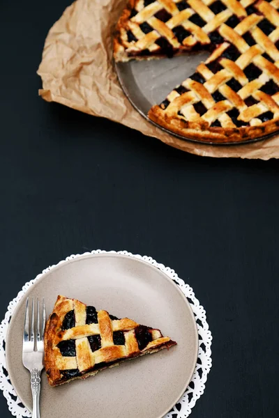 Eten Heerlijke Bosbessentaart Tafel — Stockfoto