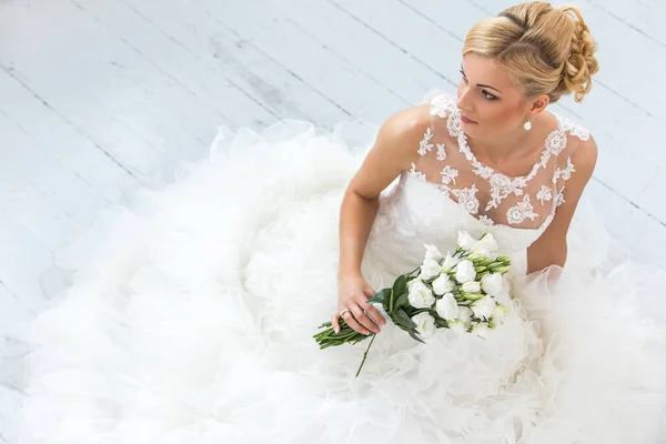結婚式 花束付きの魅力的な花嫁 — ストック写真