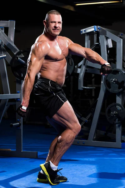 Bello Muscoloso Uomo Sta Lavorando Una Palestra — Foto Stock