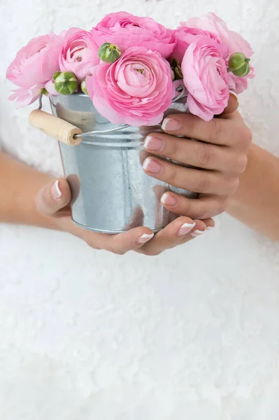 Casamento Noiva Atraente Segurando Pote Com Belas Rosas — Fotografia de Stock