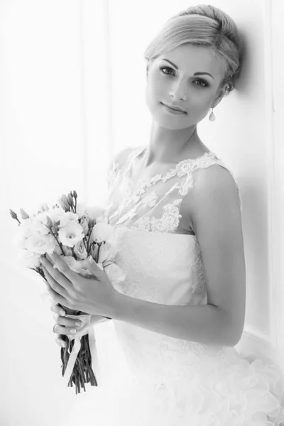 Bröllop Attraktiv Brud Med Bukett — Stockfoto