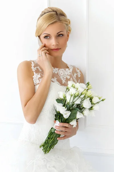 Boda Atractiva Novia Con Hermoso Ramo Teléfono Móvil — Foto de Stock