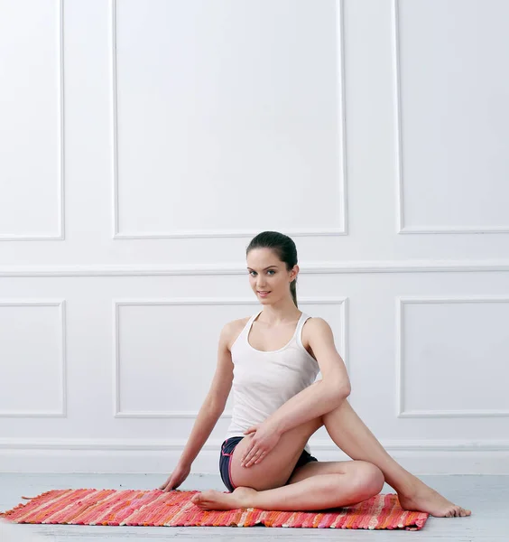 生活方式 瑜伽运动中迷人迷人的女人 — 图库照片