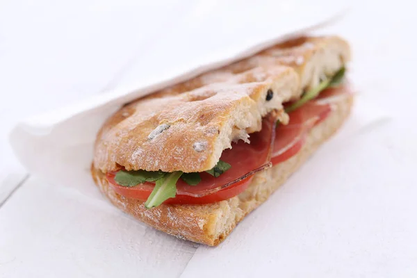 Imagen Primer Plano Delicioso Sándwich Sobre Fondo Blanco — Foto de Stock