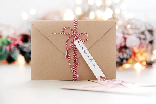 Caixa Presente Natal Com Fita Vermelha Cartão Mesa Branca — Fotografia de Stock