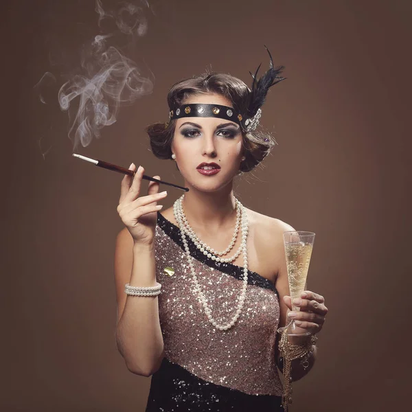 お祝い パーティー シャンパン グラスで魅力的な女性 — ストック写真