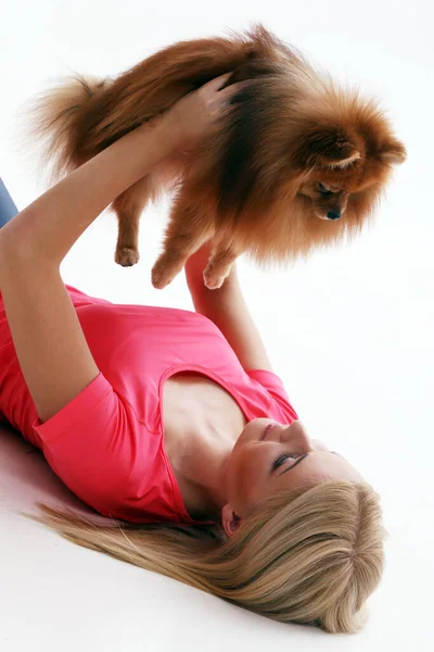 Schöne Blonde Mädchen Und Ein Hund — Stockfoto