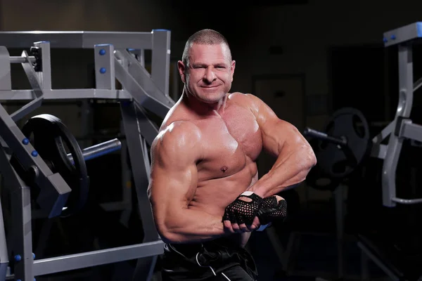 Knappe Gespierde Man Aan Het Trainen Poseren Een Sportschool — Stockfoto