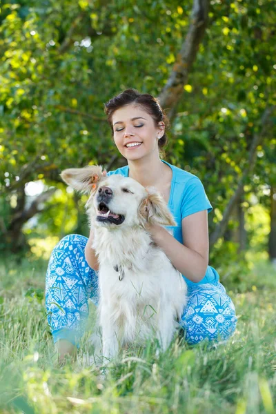 Menina Bonito Vestido Azul Com Cão Adorável — Fotografia de Stock