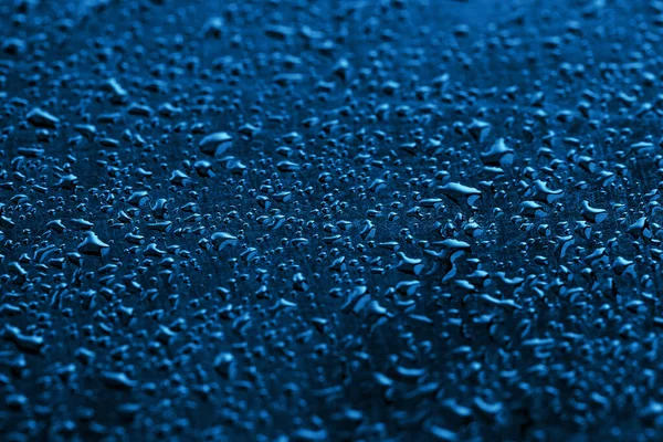 Gocce Acqua Una Superficie Vetro Blu Scuro — Foto Stock