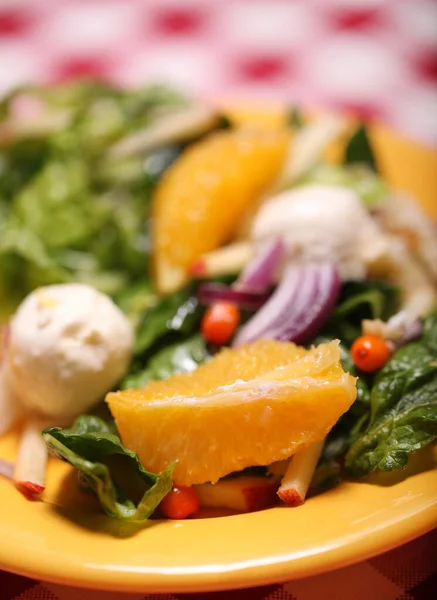 Salade Fraîche Savoureuse Dans Une Assiette Sur Une Nappe Carrée — Photo