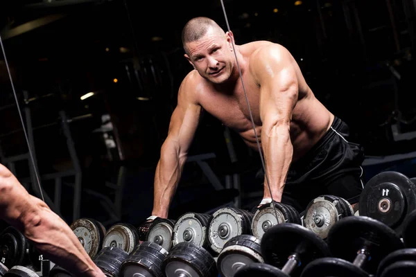 Beau Musclé Homme Travaille Dans Une Salle Gym — Photo
