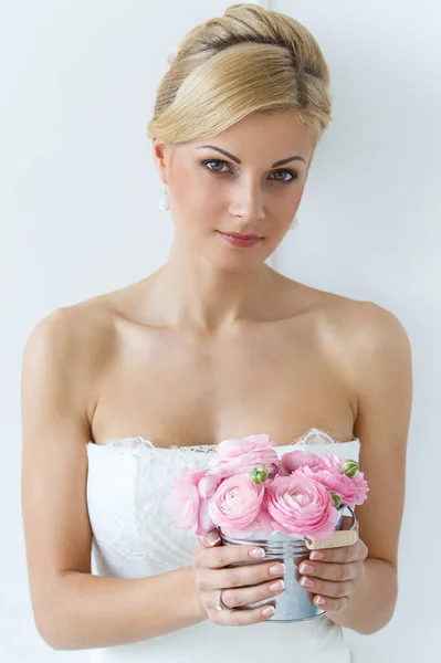 Bröllop Attraktiv Brud Håller Kruka Med Vackra Rosor — Stockfoto