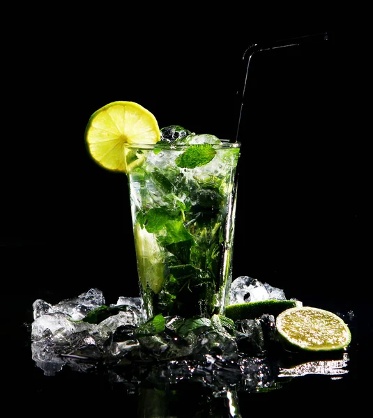 Bebida Fresca Con Hielo Menta Verde Lima Sobre Fondo Negro — Foto de Stock