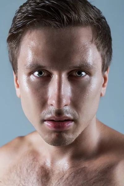 Porträtt Våt Stilig Man Som Poserar Med Överkroppen Naken Över — Stockfoto