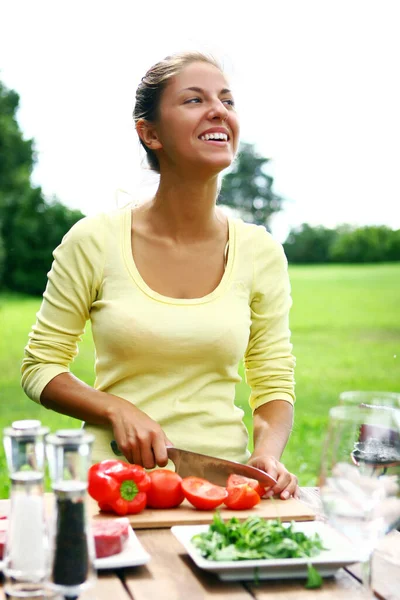 Sorridente Bella Donna Che Cucina All Aperto — Foto Stock