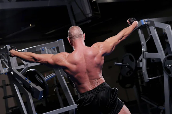 Bonito Homem Musculoso Está Trabalhando Fora Posando Ginásio — Fotografia de Stock