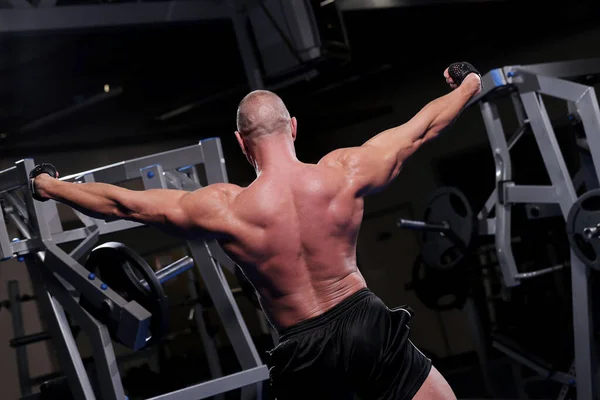 Hombre Musculoso Guapo Está Haciendo Ejercicio Posando Gimnasio — Foto de Stock