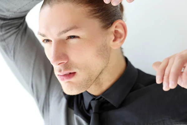 Bonito Homem Elegante Está Posando Terno Sobre Fundo Branco — Fotografia de Stock