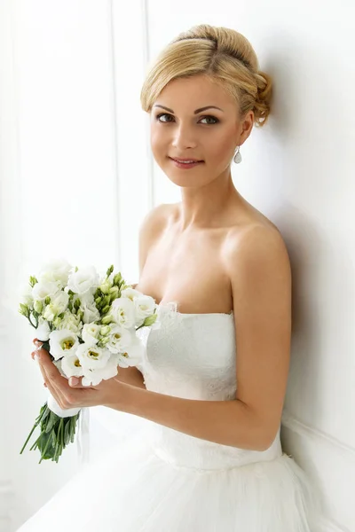 Boda Atractiva Novia Con Amplia Sonrisa — Foto de Stock