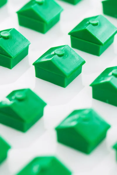 Muchas Casas Juguetes Verdes Sobre Fondo Blanco — Foto de Stock