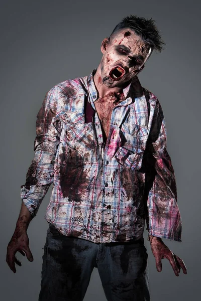 Zombie Agresivo Espeluznante Ropa — Foto de Stock