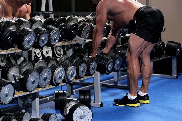 Schöner Muskulöser Mann Trainiert Und Posiert Fitnessstudio — Stockfoto