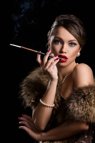 Vintage Rétro Superbe Femme Avec Une Cigarette — Photo