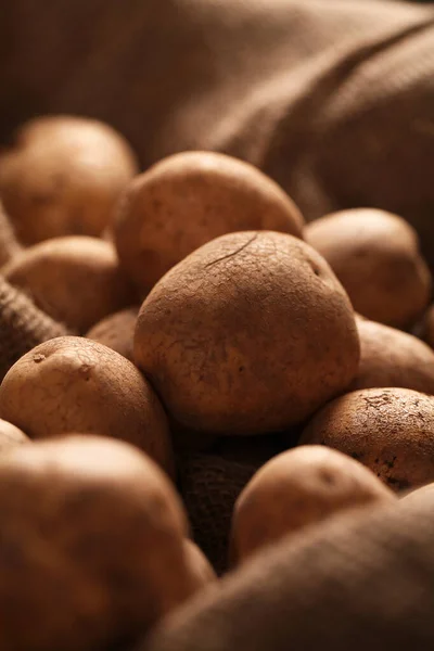 Papas Rústicas Frescas Sin Pelar Sobre Escritorios Madera —  Fotos de Stock