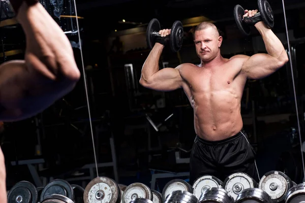 Snygg Muskulös Man Tränar Ett Gym — Stockfoto