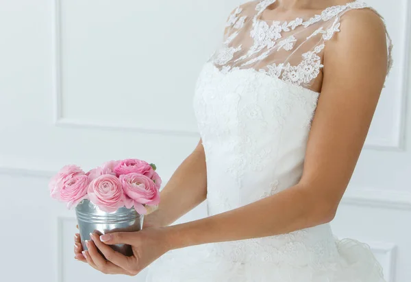 Casamento Noiva Atraente Segurando Pote Com Belas Rosas — Fotografia de Stock