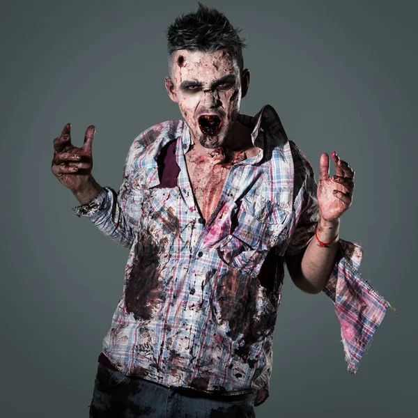 Agresywny Przerażający Zombie Ubraniu — Zdjęcie stockowe