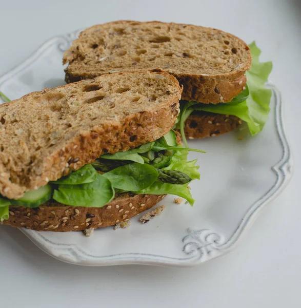 Essen Leckeres Sandwich Auf Dem Tisch — Stockfoto