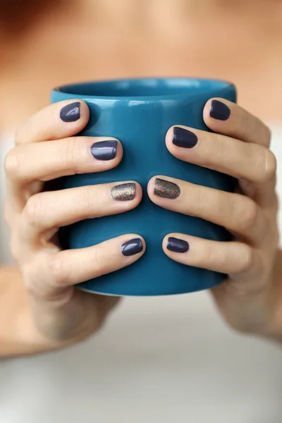 Mulher Com Uma Caneca Azul — Fotografia de Stock