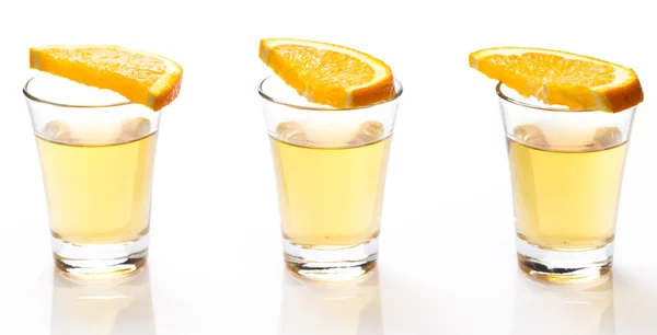 Whisky Con Naranja Sobre Blanco —  Fotos de Stock