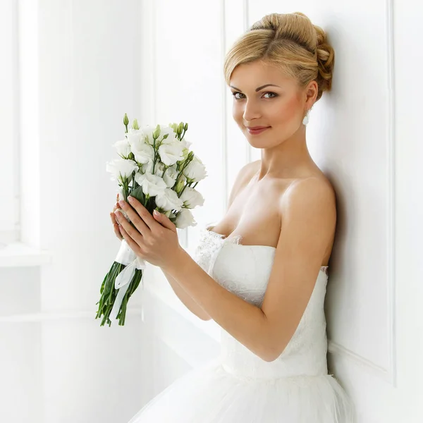 Boda Atractiva Novia Con Amplia Sonrisa — Foto de Stock